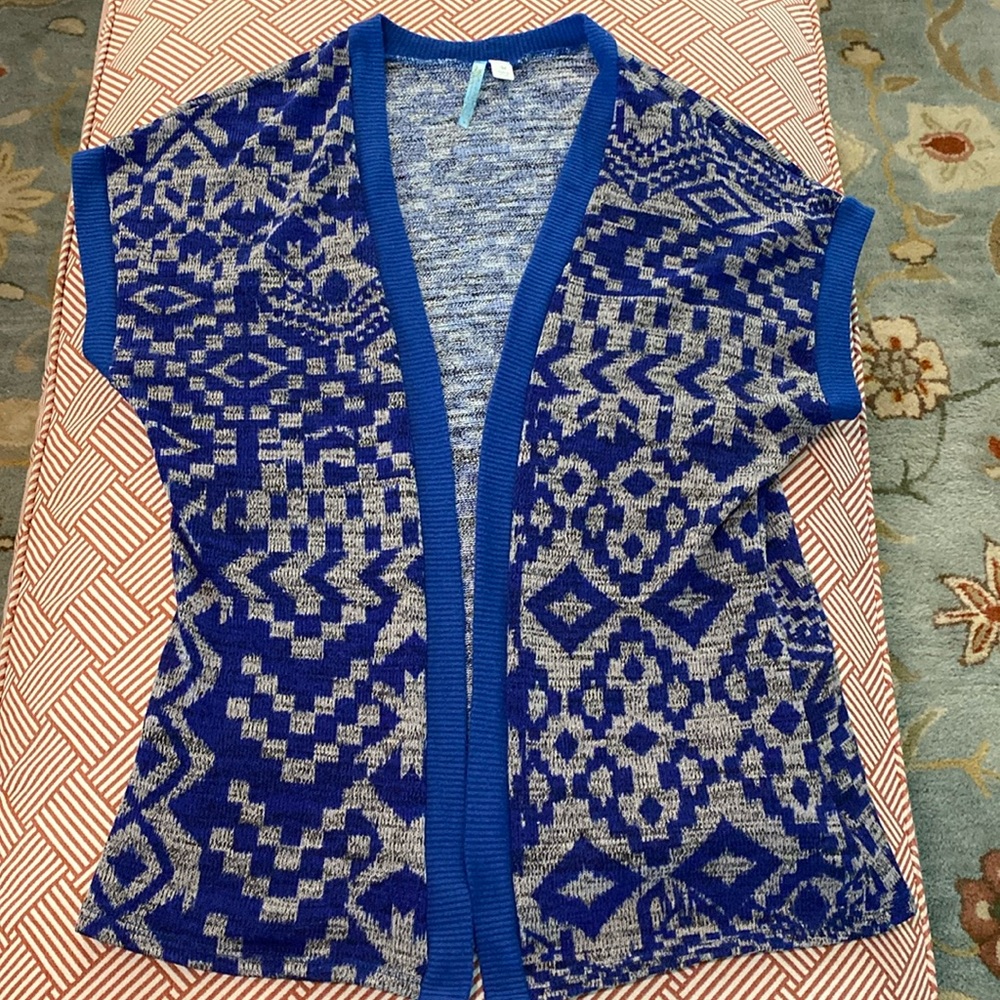 Franscesca’s blue and grey open front short sleeve printed cardigan